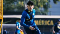 ¿Y esto? Aficionado del América lleva figura de cuerpo completo de jugador