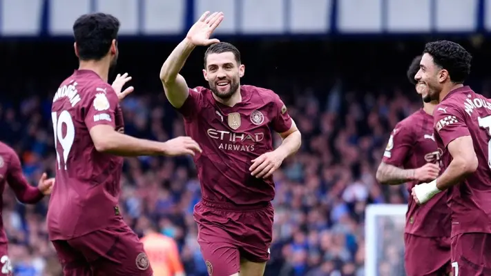 Manchester City vence a Everton y mantiene vivas las esperanzas de clasificar a Champions League