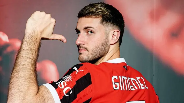 ¡Locura Total! Playera del Milan de Santi Giménez ya se vende en puestos piratas de la CDMX