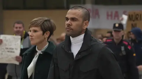 Tribunal español anula la condena por violación del futbolista Dani Alves