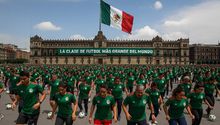 CDMX buscará récord Guinness con la clase de futbol y la ola más grande del mundo