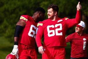 Los Kansas City Chiefs intercambian a Joe Thuney por una cuarta selección con los Chicago Bears