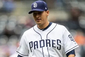 Gerardo Reyes, pitcher mexicano, firma contrato con los Diablos Rojos