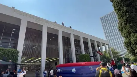 VIDEO: Hombre se avienta en simulacro de sismo y acaba lesionado en el Poder Judicial de la CDMX