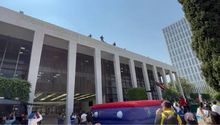 VIDEO: Hombre se avienta en simulacro de sismo y acaba lesionado en el Poder Judicial de la CDMX