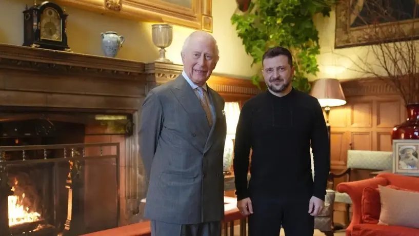 Volodímir Zelensky se reúne con el rey de Inglaterra tras altercado con Trump