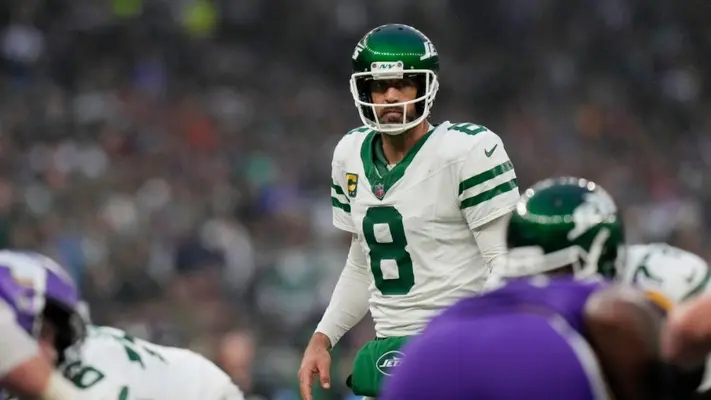 Mike Tomlin no tiene problema con que Aaron Rodgers se tome su tiempo para decidir si jugará en 2025