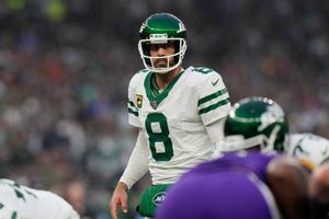 Mike Tomlin no tiene problema con que Aaron Rodgers se tome su tiempo para decidir si jugará en 2025