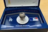 Los Angeles Dodgers rinden homenaje a Fernando Valenzuela en su anillo de campeón de la MLB