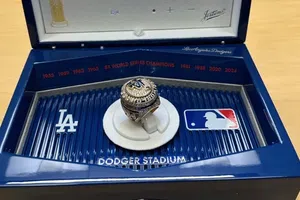 Los Angeles Dodgers rinden homenaje a Fernando Valenzuela en su anillo de campeón de la MLB