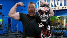 ¡Ritmo mexicano! Penta Zero Miedo da clases de baile a Sheamus