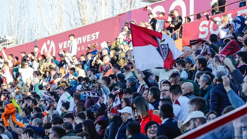 Fotógrafo queda herido tras avalancha en grada en el  Albacete vs Mirandés