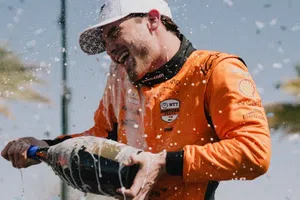 Pato O’Ward se luce y sube al podio en Indianápolis