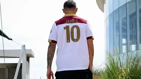 ¿Se olvida de León? James Rodríguez posa con camiseta de Deportes Tolima