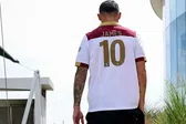 ¿Se olvida de León? James Rodríguez posa con camiseta de Deportes Tolima