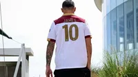 ¿Se olvida de León? James Rodríguez posa con camiseta de Deportes Tolima
