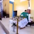 VIDEO: Sacerdote patea a lomito en plena misa ¡Qué Dios te perdone!