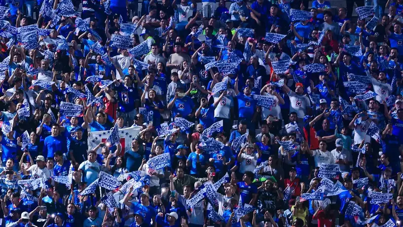Aficionados dedican serenata al Cruz Azul previo a la Vuelta de Semifinales ante América