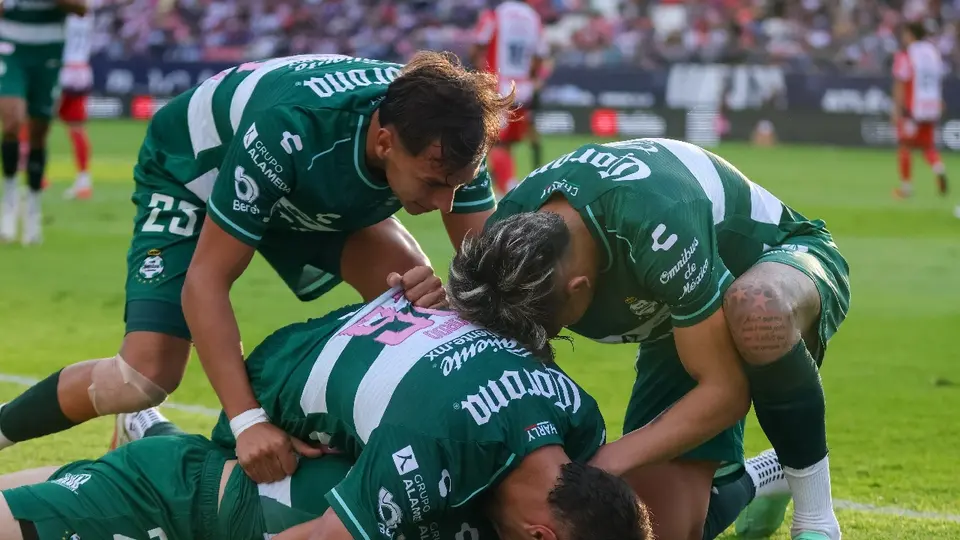 Jugadores de Santos celebrando anotación y victoria ante Atlético de San Luis | MEXSPORT