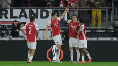 Continúan la falta de minutos para los mexicanos: AZ Alkmaar derrota al Hapoel con breve participación de Mateo Chávez