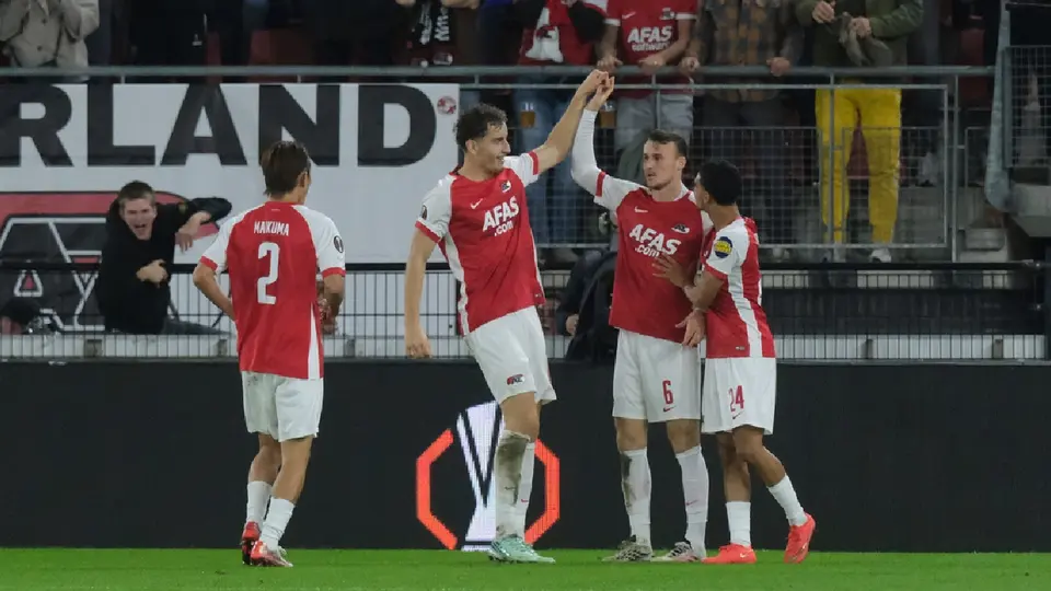 Continúan la falta de minutos para los mexicanos: AZ Alkmaar derrota al Hapoel con breve participación de Mateo Chávez