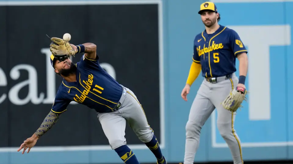 La defensiva de Milwaukee Brewers sacó los outs en el momento oportuno | AP