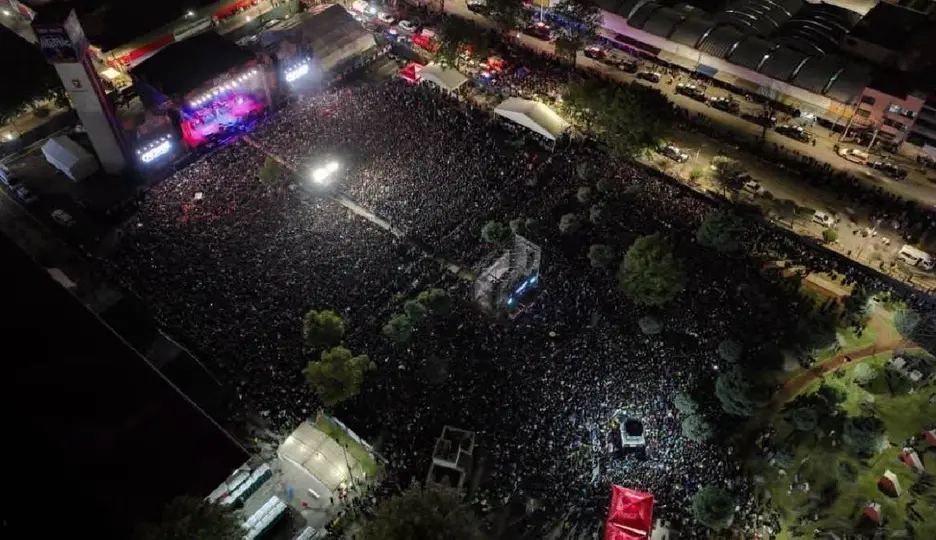 Asistentes derribaron una valla para ingresar en la Feria del Alfeñique 2026 / @TolucaGob