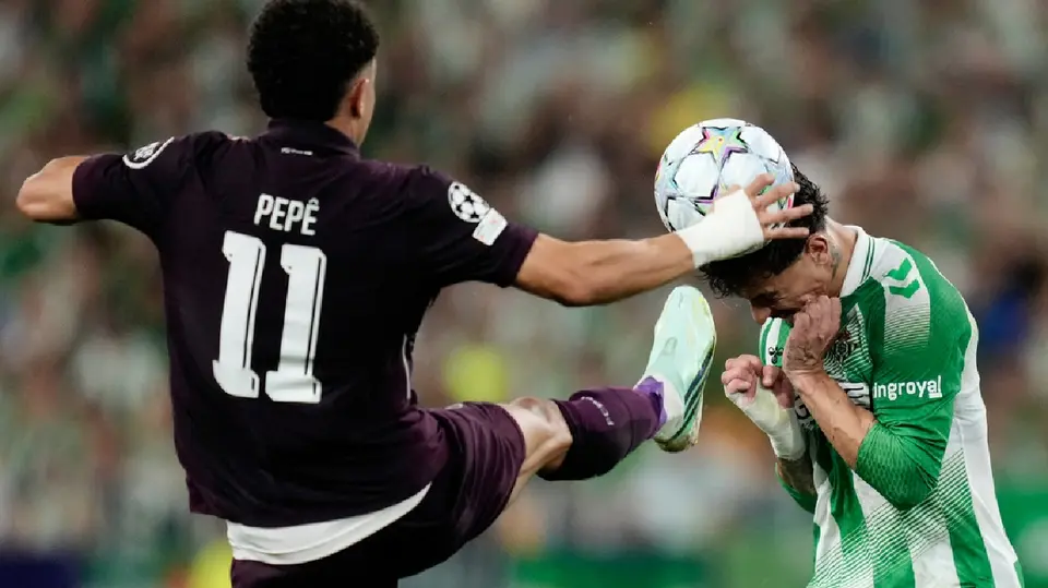 Antony con Betis vs Porto en Champions League | AP
