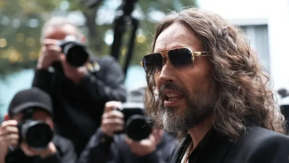 Russell Brand enfrenta tres cargos de violación, tres de agresión sexual y uno de atentado al pudor por hechos que presuntamente ocurrieron entre 1999 y 2009 / EFE