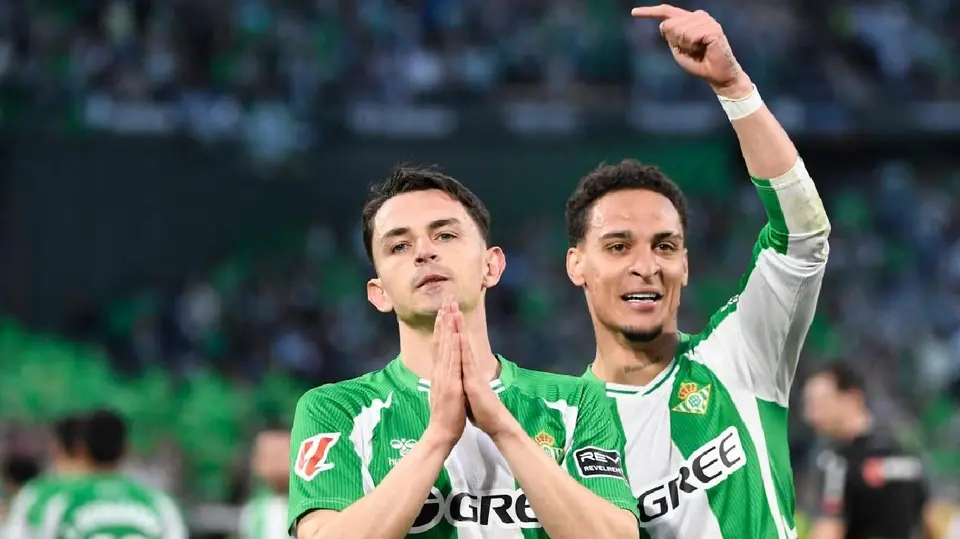 Antony celebra con Fidalgo por su gol ante Sevilla en LaLiga | AFP