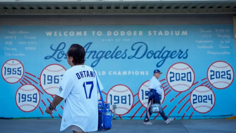 Aficionado afuera del Dodger Stadium previo al Juego 4 de la Serie del Campeonato contra Milwaukee | AP