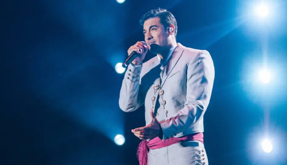 El cantante reportó una lesión en la cuerda vocal izquierda / @carlosrivera
