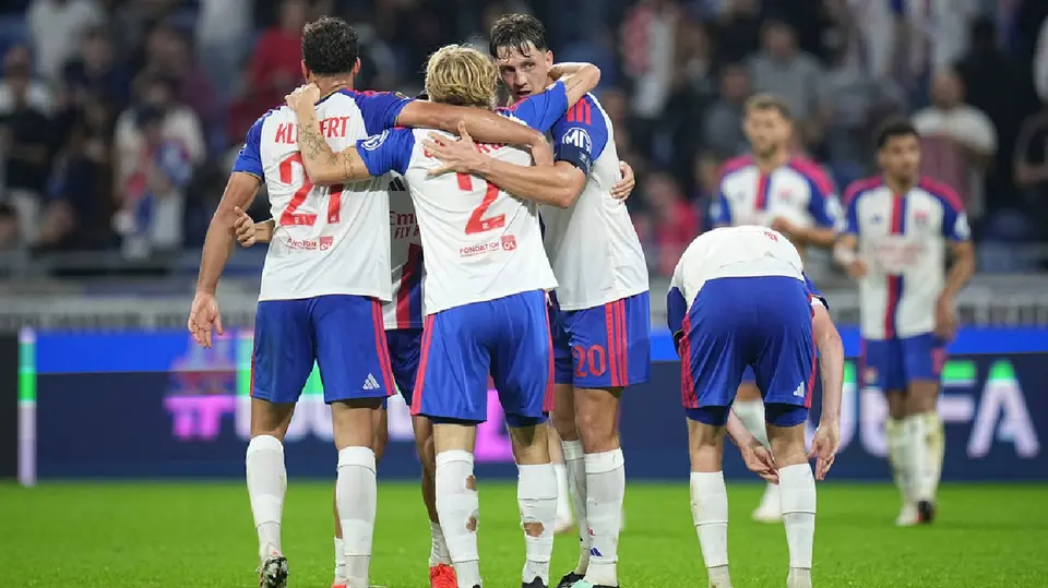 Equipo de Lyon celebrando gol ante Crystal Palace en Europa League | AP