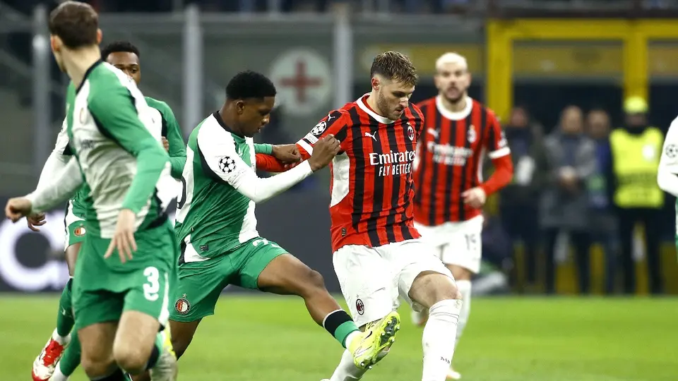 Santiago Giménez enfrentando al Feyenoord como jugador del Milán | MEXSPORT