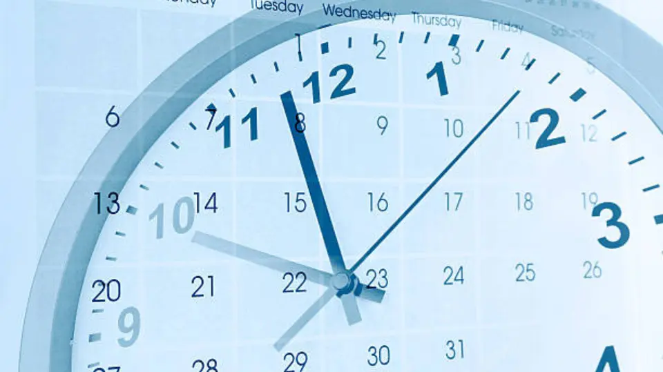 Antes de atrasar el reloj, es importante verificar si tu municipio está incluido en el cambio de horario 2026. / iStock