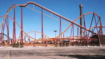 Six Flags suspende atracciones tras muerte de visitante en una montaña rusa