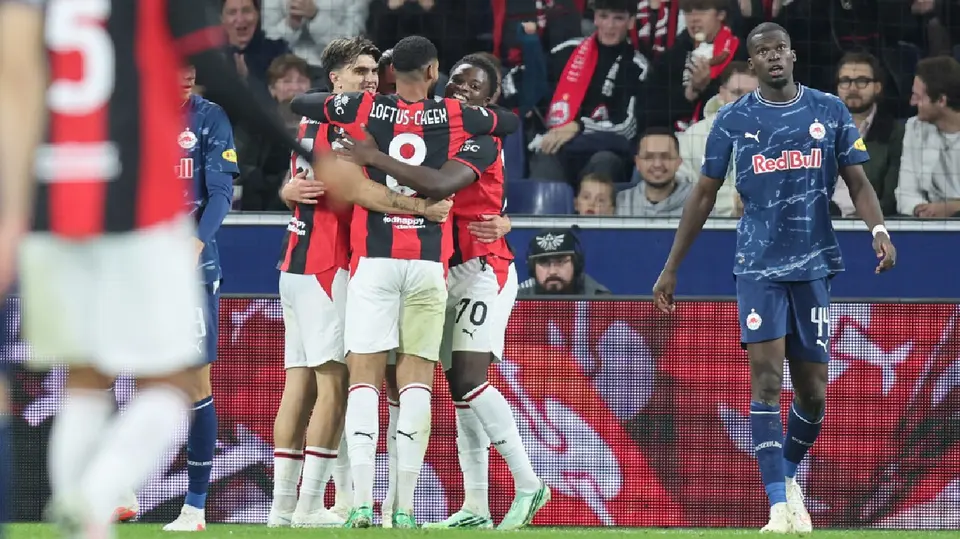 Equipo de AC Milan celebrando gol ante RB Salzburg en Europa League | AP