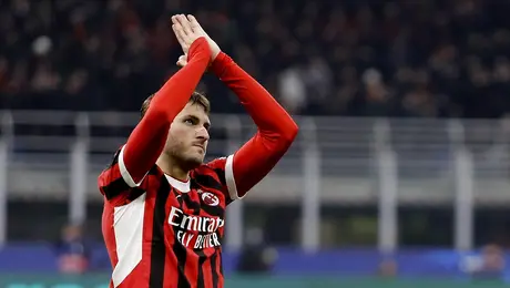 Santiago Giménez, el último mexicano en marcar en la Champions League