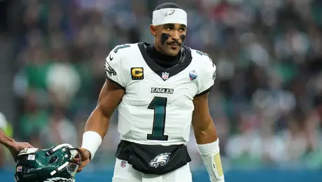 ¡Baja sensible en la NFL! Jalen Hurts queda fuera con Eagles por un coágulo de sangre
