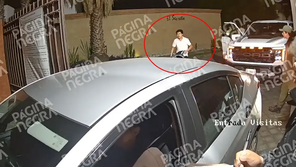 El joven comenzó a insultar al conductor del Uber por 'tardarse' en pasar al fraccionamiento / Especial