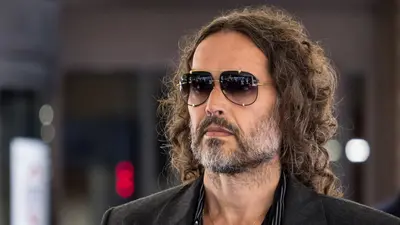 Fiscal califica a Russell Brand de “depredador sexual” durante proceso judicial