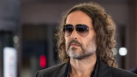 Fiscal califica a Russell Brand de “depredador sexual” durante proceso judicial