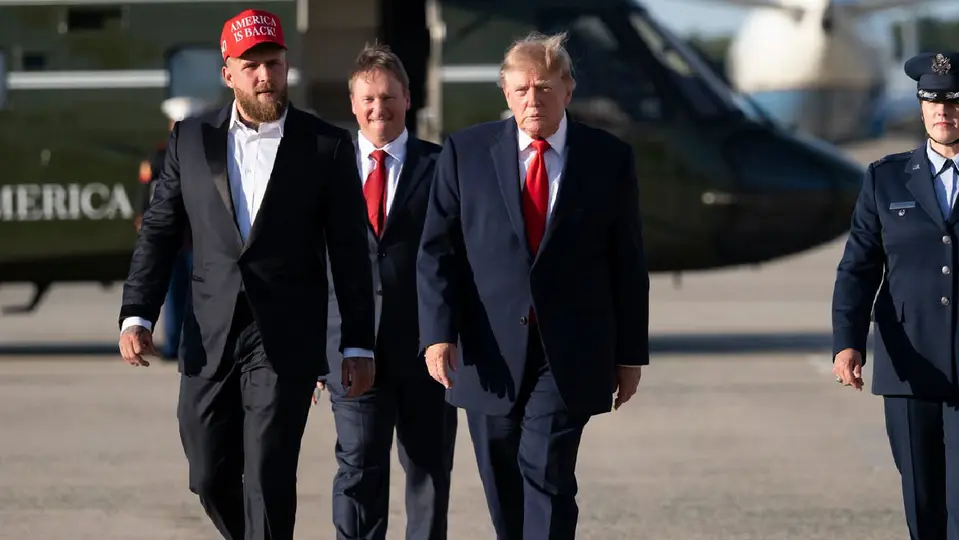 La funcionaria protagonizó un momento incómodo cuando confundió a su esposo con el presidente Trump / Especial