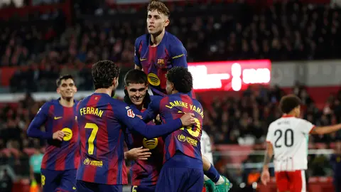 Jugadores de Barcelona felicitan a Cubarsí por su gol ante Girona | AP