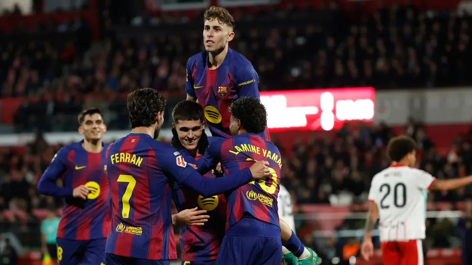 Jugadores de Barcelona felicitan a Cubarsí por su gol ante Girona | AP