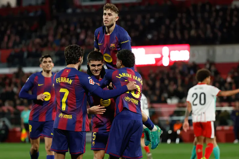 Jugadores de Barcelona felicitan a Cubarsí por su gol ante Girona | AP