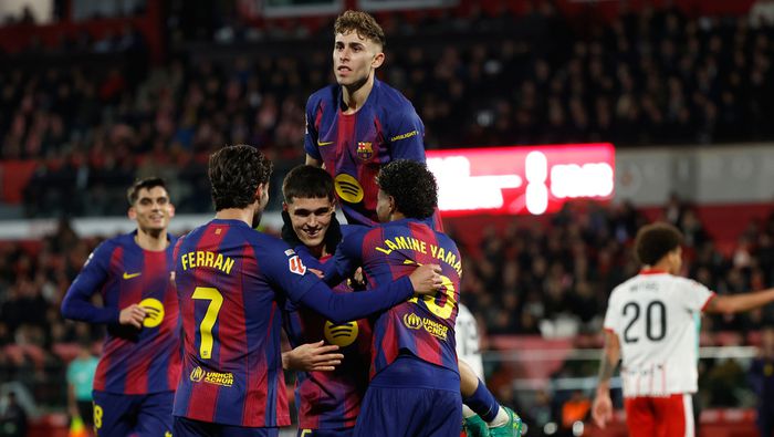 Jugadores de Barcelona felicitan a Cubarsí por su gol ante Girona | AP