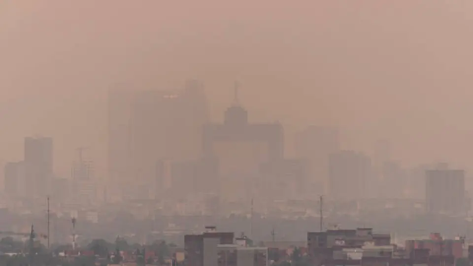 Autoridades ambientales recomiendan reducir el uso de vehículos y evitar actividades al aire libre. / iStock