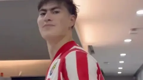 Armando González rinde homenaje a su padre con la histórica camiseta de Chivas