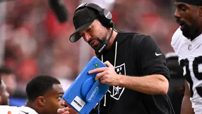 ¿Se queda Maxx Crosby? Las Vegas Raiders nombran a Rob Leonard como su nuevo Coordinador Defensivo